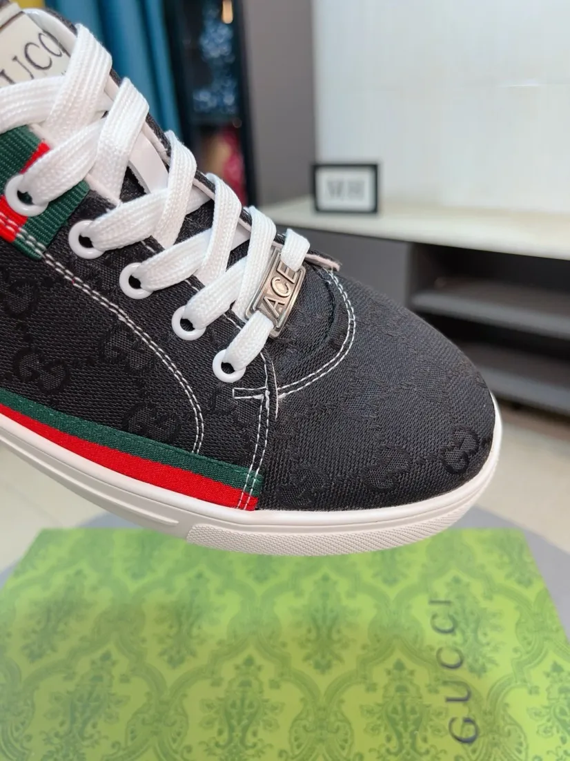 Men's shoes 💰400🌸🌸[GUCCI] Gucci's new spring and summer slip-on loafers with cartoon characters, Fendi F's low-top trendy men's shoes, 😈The upper is made of Italian 🇮🇹 imported sheep suede with Lafayette embroidered leather, full pigskin lining, original rubber non-slip outsole! The style is high-profile and elegant, and the upper is versatile and fashionable. 🇱🇾🇱🇾A large number of ready-made and reposted pictures will be sold! 38-44,